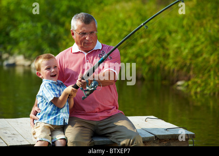 Photo de grand-père et petit-fils de pêche sur tige de traction tout en week-end. Banque D'Images