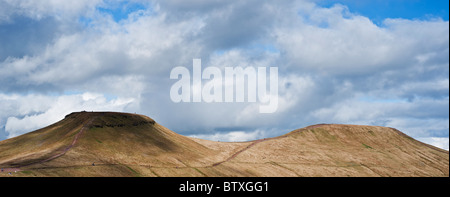 Vue panoramique de Pen Y Fan et du maïs dans les montagnes du parc national de Brecon Beacons, Powys, Wales Banque D'Images