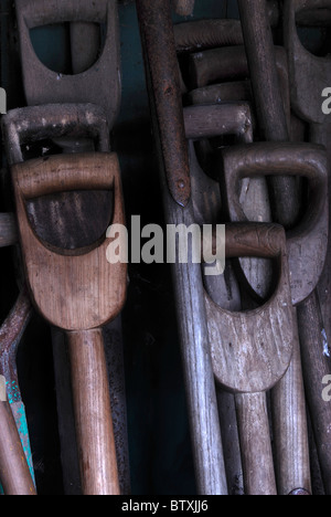 Une collection de choses en bois et les poignées de la fourche avec d'autres outils de jardin dans un hangar. Novembre 2010 Banque D'Images