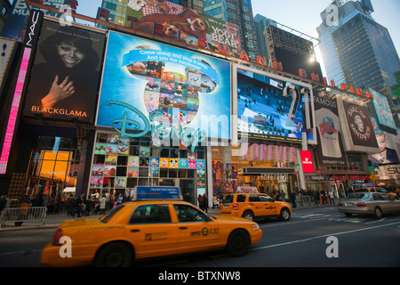 Disney ouvre son nouveau magasin à Times Square à New York Banque D'Images