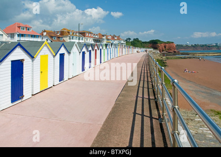 Bonne ligne de cabines colorées à Paignton, Devon Banque D'Images