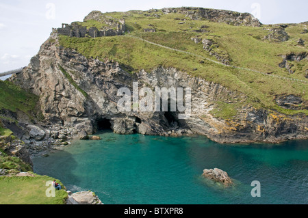 La recherche à travers l'île de Haven Tintagel sur la côte nord des Cornouailles. Banque D'Images