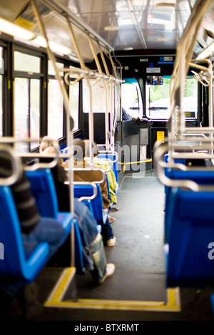 Vue de l'intérieur d'un nouveau bus de transport public de la ville de New York Banque D'Images