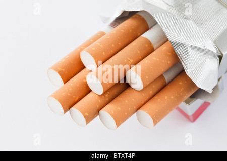 Sans marque ouvert sachet de 10 cigarettes de tabac sur un fond uni. En Angleterre, Royaume-Uni, Angleterre Banque D'Images