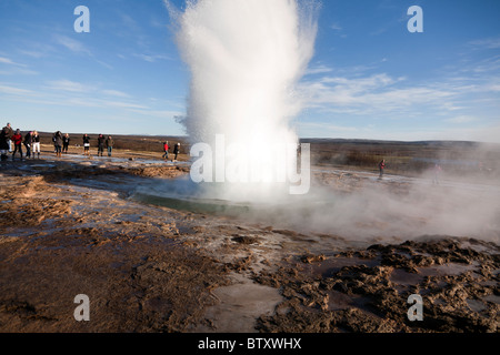 Image 4 de 8 dans une séquence qui montre l'éruption du geyser Strokkur dans le sud-ouest de l'Islande. Banque D'Images