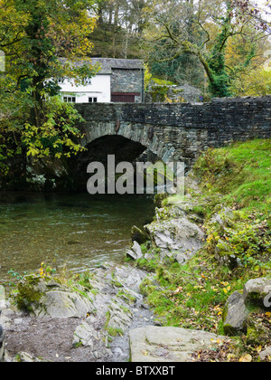 Pont au-dessus de Great Langdale Beck à Lake Road dans le Parc National du Lake District, Cumbria, Angleterre. Banque D'Images