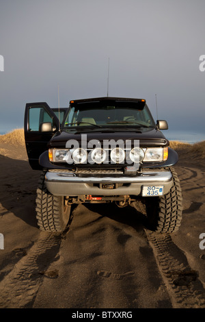 Une modification Ford E-350 sur une plage volcanique noire, côte sud-ouest de l'Islande. Banque D'Images