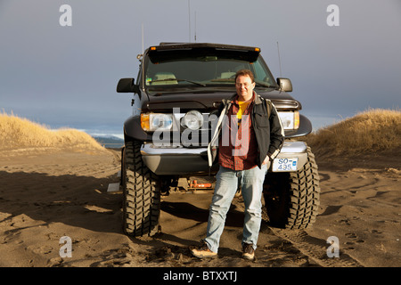 Une modification Ford E-350 sur une plage volcanique noire, côte sud-ouest de l'Islande. Banque D'Images