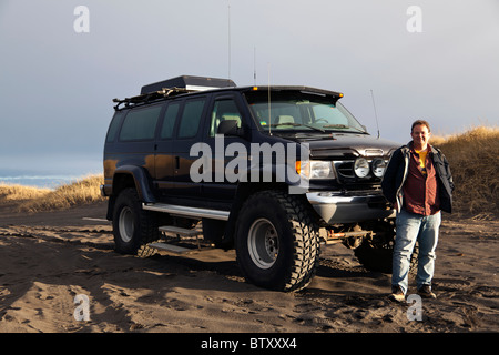 Une modification Ford E-350 sur une plage volcanique noire, côte sud-ouest de l'Islande. Banque D'Images