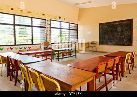 Une classe vide dans une école primaire. Dar es Salaam en Tanzanie. Banque D'Images