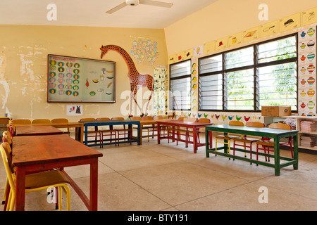 Une classe vide dans une école primaire. Dar es Salaam en Tanzanie. Banque D'Images