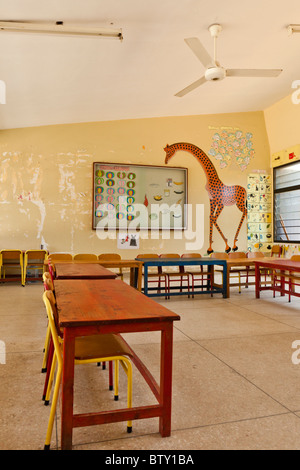 Une classe vide dans une école primaire. Dar es Salaam en Tanzanie. Banque D'Images