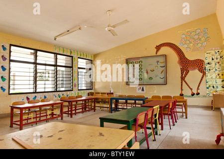 Une classe vide dans une école primaire. Dar es Salaam en Tanzanie. Banque D'Images