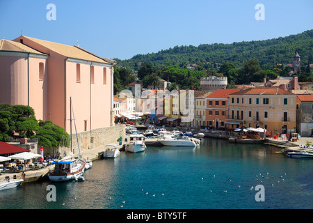 Maisons colorées entourant le port pittoresque de Veli Losinj sur Losinj Island, Croatie Banque D'Images