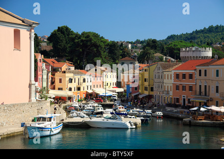 Maisons colorées entourant le port pittoresque de Veli Losinj sur Losinj Island, Croatie Banque D'Images