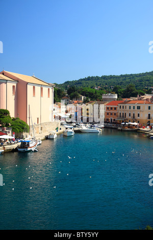 Maisons colorées entourant le port pittoresque de Veli Losinj sur Losinj Island, Croatie Banque D'Images