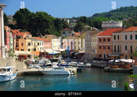 Maisons colorées entourant le port pittoresque de Veli Losinj sur Losinj Island, Croatie Banque D'Images