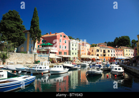 Maisons colorées entourant le port pittoresque de Veli Losinj sur Losinj Island, Croatie Banque D'Images