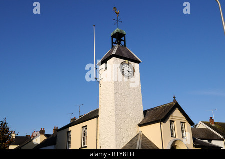 Tour de l'horloge de Carmarthen, rue King lieu de rencontre pour les Société Carmarthenshire Carmarthen Wales Cymru UK GO Banque D'Images