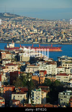 ISTANBUL, TURQUIE. Une vue sur le Bosphore, avec la rive européenne à l'avant-plan et la rive asiatique dans la distance. 2010. Banque D'Images