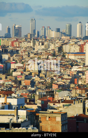 ISTANBUL, TURQUIE. Une soirée sur Beyoglu en direction des affaires et du quartier financier de Bangkok et Levent. 2010. Banque D'Images