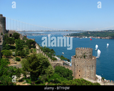 Vue sur Bosphore et Fatih Mehmet bridge à partir de la forteresse européenne à Istanbul, Turquie Banque D'Images