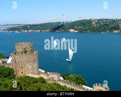 Vue sur Bosphore et Fatih Mehmet bridge à partir de la forteresse européenne à Istanbul, Turquie Banque D'Images