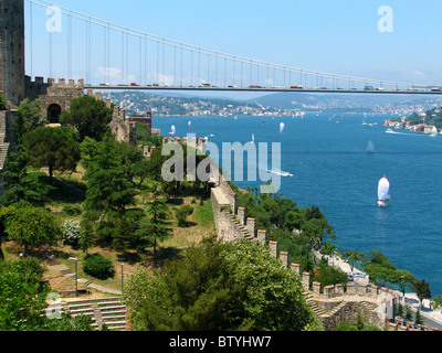 Vue sur Bosphore à partir de la forteresse européenne à Istanbul, Turquie Banque D'Images