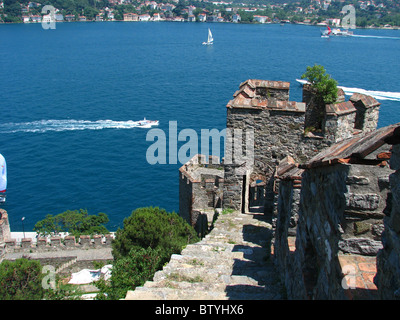 Vue sur Bosphore à partir de la forteresse européenne à Istanbul, Turquie Banque D'Images