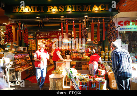ISTANBUL, TURQUIE. Namli Pastirmaci, une épicerie fine à Eminonu spécialisée dans le pastrami (pastirma turc). 2010. Banque D'Images
