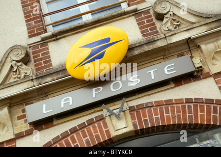 Poste (bureau de poste, La Poste) enseigne au bâtiment à Coulommiers, dans le Nord de la France Banque D'Images