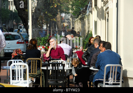 ISTANBUL, TURQUIE. Les gens de manger et boire sur la terrasse de la maison que vous recherchiez un café dans le quartier de Nisantasi. 2010. Banque D'Images