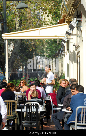 ISTANBUL, TURQUIE. Les gens de manger et boire sur la terrasse de la maison que vous recherchiez un café dans le quartier de Nisantasi. 2010. Banque D'Images