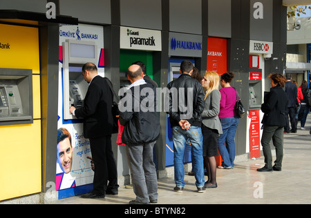 ISTANBUL, TURQUIE. Les gens à l'aide de distributeurs automatiques de billets à la gare maritime à Uskudar sur la rive asiatique de la ville. Banque D'Images