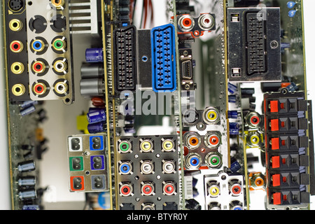 Cartes électroniques avec des connecteurs cassés Banque D'Images