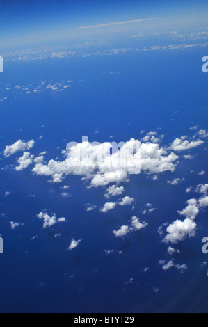 Vue de nuages ci-dessous prises à partir d'un aéronef. Ci-dessous les nuages, c'est la mer. Banque D'Images