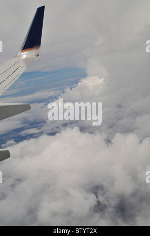 Une vue de nuages en vu de l'avion. Sur la gauche est l'extrémité de l'aile du jumbo jet. Banque D'Images