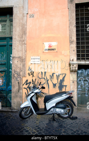 Honda scooter garé devant le bâtiment abritant la Fondazione Modigliani sur Via Arco del Monte à Rome, Italie Banque D'Images