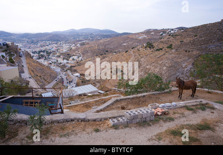 Prises de Ano Syros, vue sur la campagne et une partie d'Ermoupolis, sur l'île de Syros Cyclades grecques. Banque D'Images