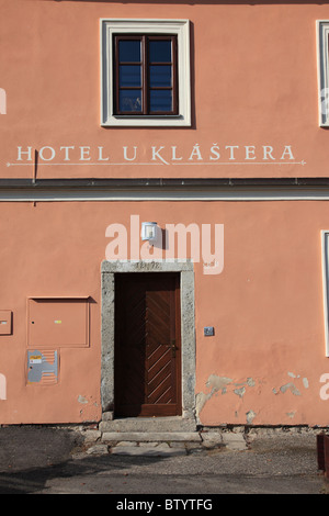 Façade d'un bâtiment ancien dans le village de Zlata Koruna, couronne d'Or, la Bohême, la République tchèque, l'Europe. Photo par Willy Matheisl Banque D'Images