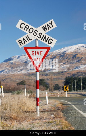 Passage à niveau, Sutton, près de Middlemarch, Taieri Strath, Otago, île du Sud, Nouvelle-Zélande Banque D'Images