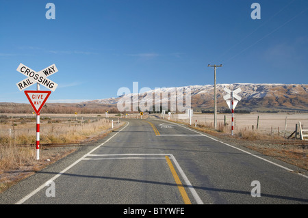 Passage à niveau, Sutton, près de Middlemarch, Taieri Strath, Otago, île du Sud, Nouvelle-Zélande Banque D'Images