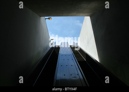 Escaliers mécaniques à la station de métro du Cimetière National d'Arlington dans le comté d'Arlington, Virginie, États-Unis Banque D'Images