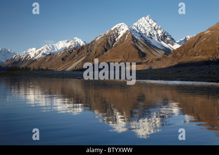 Mt Blackburn, Burnett Montagnes et réflexion, Canterbury, île du Sud, Nouvelle-Zélande Banque D'Images