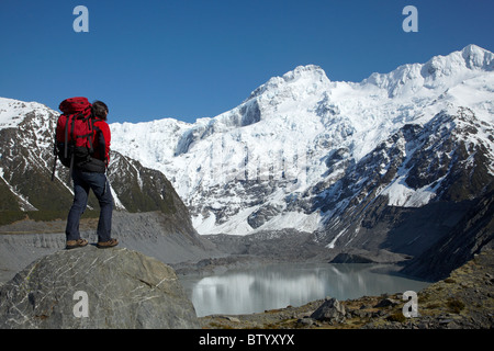 Backpacker, Mt Sefton, Mueller Glacier et lac, parc Aoraki / Mt Cook National Park, Canterbury, île du Sud, Nouvelle-Zélande Banque D'Images