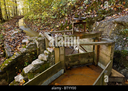 Mill Race au moulin à riz à Norris Dam State Park dans le comté d'Anderson, New York Banque D'Images