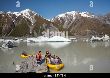 Les touristes en bateau, explorateurs de glacier et des icebergs, Glacier Tasman Lac Aoraki / Terminal, Mt Cook National Park, New Zealand Banque D'Images