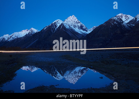 Mt Blackburn, Burnett montagnes et la réflexion à la nuit tombée, Canterbury, île du Sud, Nouvelle-Zélande Banque D'Images