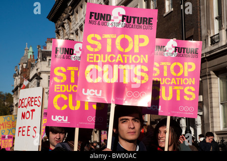 Les étudiants et les professeurs démontrer contre l'augmentation proposée des frais de scolarité. Le 10 novembre 2010 Banque D'Images