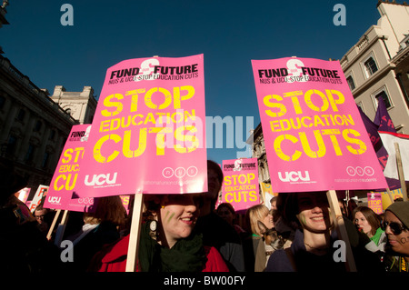 Les étudiants et les professeurs démontrer contre l'augmentation proposée des frais de scolarité. Le 10 novembre 2010 Banque D'Images